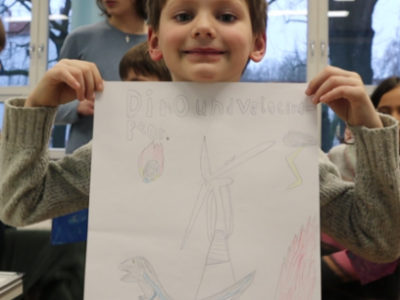 Herstellung von Plakaten durch die Kinder über ihre Arbeit zu erneuerbaren Energien