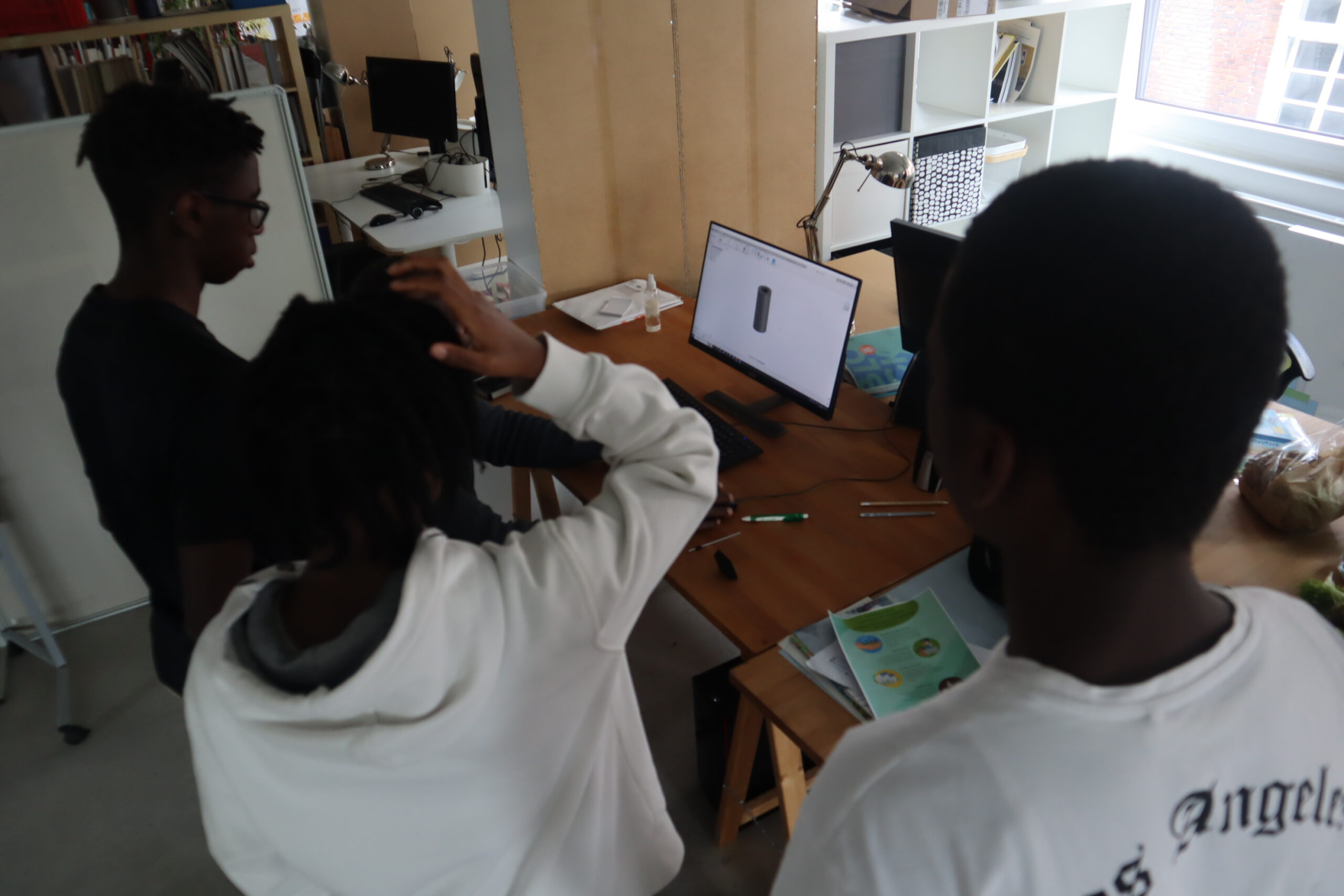 Junge Teilnehmer arbeiten am Computer und entwickeln ihre 3D-Modelle in der Medienwerkstatt
