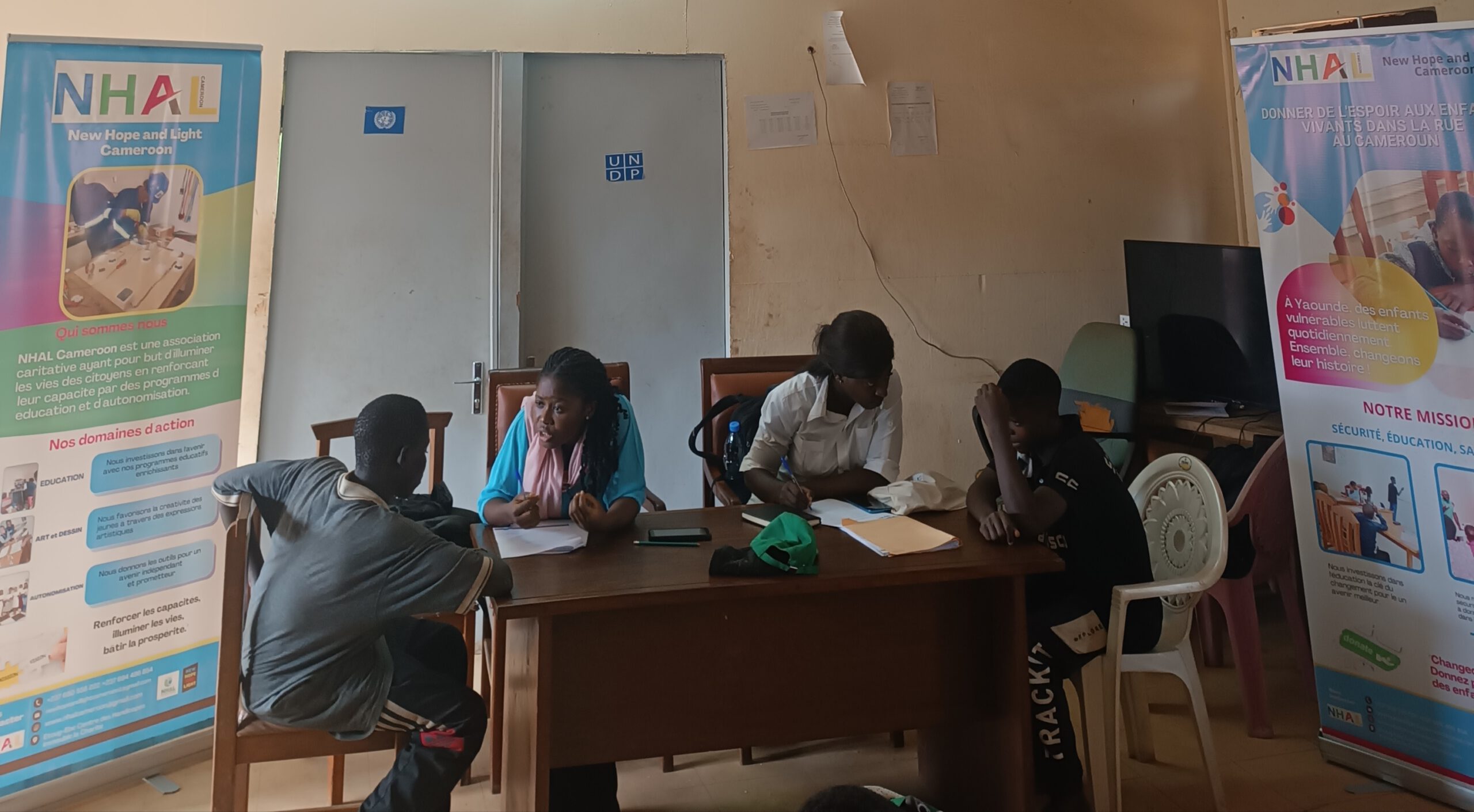 Teamarbeit in Aktion: Unsere Sozialarbeiter, Pädagogen, Psychologen und Künstler arbeiten gemeinsam daran, straßenlebenden Kindern in Kamerun Liebe, Bildung und Unterstützung zu schenken."