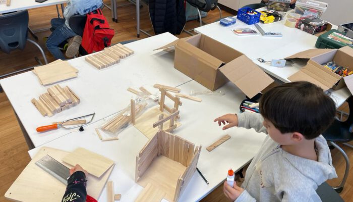 Schüler entwerfen nachhaltige Hausmodelle und integrieren erneuerbare Energiequellen wie Solar- und WindkraftSolar- und Windkraft aus.