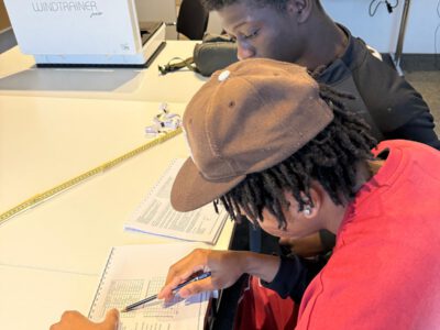 Jugendliche führen im Rahmen eines Bildungsprojekts elektrotechnische Experimente durch und zeichnen Messkurven zur Berufsorientierung in Technik und Ausbildung.