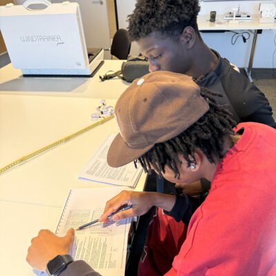 As part of an educational project, young people conduct electrical engineering experiments and draw measurement curves for career guidance in technology and training.