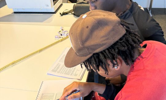 As part of an educational project, young people conduct electrical engineering experiments and draw measurement curves for career guidance in technology and training.