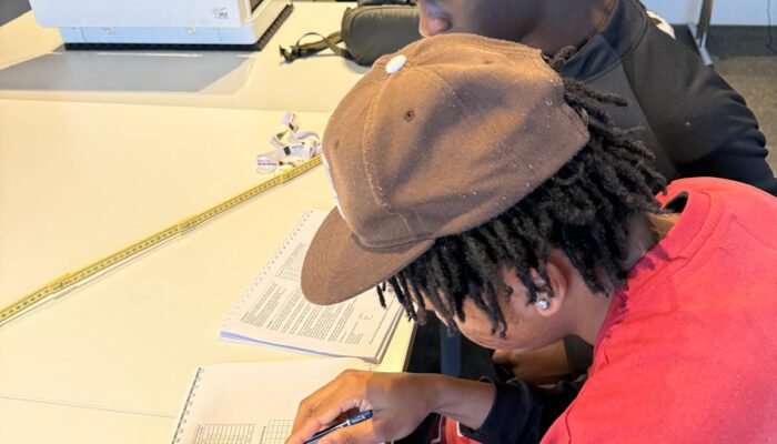 As part of an educational project, young people conduct electrical engineering experiments and draw measurement curves for career guidance in technology and training.