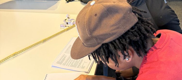 Jugendliche führen im Rahmen eines Bildungsprojekts elektrotechnische Experimente durch und zeichnen Messkurven zur Berufsorientierung in Technik und Ausbildung.