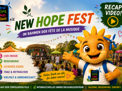 Lumi, das Maskottchen von New Hope and Light e.V., lädt zum Recap-Video des NEW HOPE FESTS im Rahmen der Fête de la Musique auf dem Tempelhofer Feld ein. Das Bild zeigt ein buntes Festival mit Bühne, Besucherinnen und Besuchern sowie den Hinweisen auf Musik, Begegnung, Tanz, Mitmachaktionen und Vielfalt.
