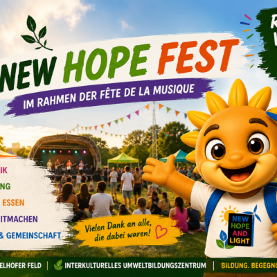 Lumi, das Maskottchen von New Hope and Light e.V., lädt zum Recap-Video des NEW HOPE FESTS im Rahmen der Fête de la Musique auf dem Tempelhofer Feld ein. Das Bild zeigt ein buntes Festival mit Bühne, Besucherinnen und Besuchern sowie den Hinweisen auf Musik, Begegnung, Tanz, Mitmachaktionen und Vielfalt.
