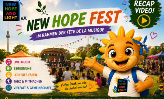 Lumi, das Maskottchen von New Hope and Light e.V., lädt zum Recap-Video des NEW HOPE FESTS im Rahmen der Fête de la Musique auf dem Tempelhofer Feld ein. Das Bild zeigt ein buntes Festival mit Bühne, Besucherinnen und Besuchern sowie den Hinweisen auf Musik, Begegnung, Tanz, Mitmachaktionen und Vielfalt.