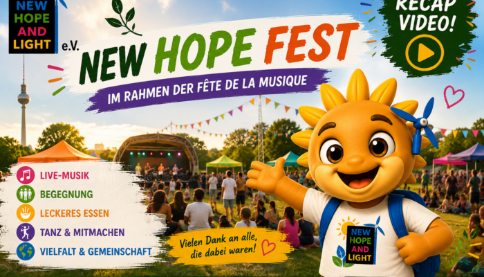 Lumi, das Maskottchen von New Hope and Light e.V., lädt zum Recap-Video des NEW HOPE FESTS im Rahmen der Fête de la Musique auf dem Tempelhofer Feld ein. Das Bild zeigt ein buntes Festival mit Bühne, Besucherinnen und Besuchern sowie den Hinweisen auf Musik, Begegnung, Tanz, Mitmachaktionen und Vielfalt.
