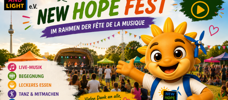 Lumi, das Maskottchen von New Hope and Light e.V., lädt zum Recap-Video des NEW HOPE FESTS im Rahmen der Fête de la Musique auf dem Tempelhofer Feld ein. Das Bild zeigt ein buntes Festival mit Bühne, Besucherinnen und Besuchern sowie den Hinweisen auf Musik, Begegnung, Tanz, Mitmachaktionen und Vielfalt.