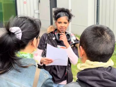 ugendliche führen im Rahmen des Projekts „Jung, laut, sichtbar – Jugendliche setzen Zeichen für Respekt und Vielfalt“ Straßeninterviews mit Besucherinnen und Besuchern auf dem Tempelhofer Feld in Berlin. Sie stellen Fragen zu Respekt, Vielfalt, Mobbing, Ausgrenzung und Diskriminierung.