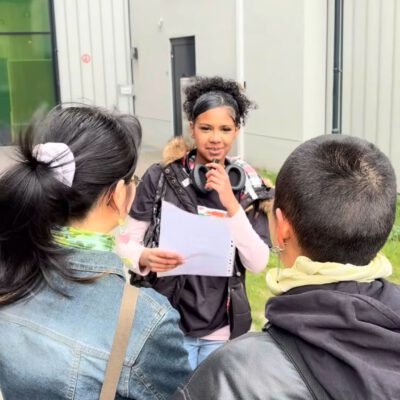 ugendliche führen im Rahmen des Projekts „Jung, laut, sichtbar – Jugendliche setzen Zeichen für Respekt und Vielfalt“ Straßeninterviews mit Besucherinnen und Besuchern auf dem Tempelhofer Feld in Berlin. Sie stellen Fragen zu Respekt, Vielfalt, Mobbing, Ausgrenzung und Diskriminierung.