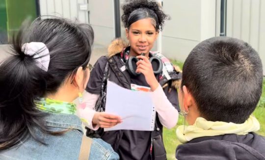 ugendliche führen im Rahmen des Projekts „Jung, laut, sichtbar – Jugendliche setzen Zeichen für Respekt und Vielfalt“ Straßeninterviews mit Besucherinnen und Besuchern auf dem Tempelhofer Feld in Berlin. Sie stellen Fragen zu Respekt, Vielfalt, Mobbing, Ausgrenzung und Diskriminierung.