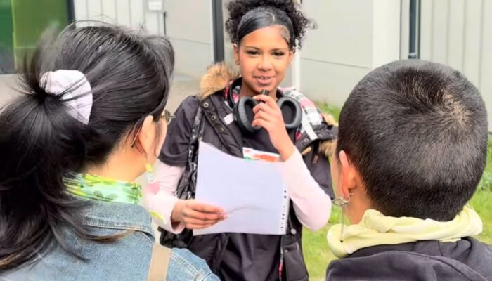 ugendliche führen im Rahmen des Projekts „Jung, laut, sichtbar – Jugendliche setzen Zeichen für Respekt und Vielfalt“ Straßeninterviews mit Besucherinnen und Besuchern auf dem Tempelhofer Feld in Berlin. Sie stellen Fragen zu Respekt, Vielfalt, Mobbing, Ausgrenzung und Diskriminierung.