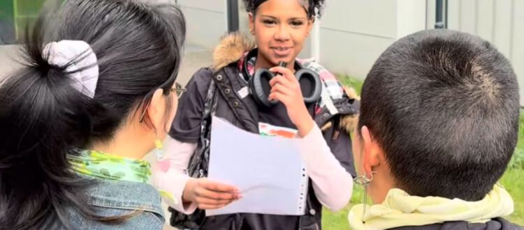 ugendliche führen im Rahmen des Projekts „Jung, laut, sichtbar – Jugendliche setzen Zeichen für Respekt und Vielfalt“ Straßeninterviews mit Besucherinnen und Besuchern auf dem Tempelhofer Feld in Berlin. Sie stellen Fragen zu Respekt, Vielfalt, Mobbing, Ausgrenzung und Diskriminierung.