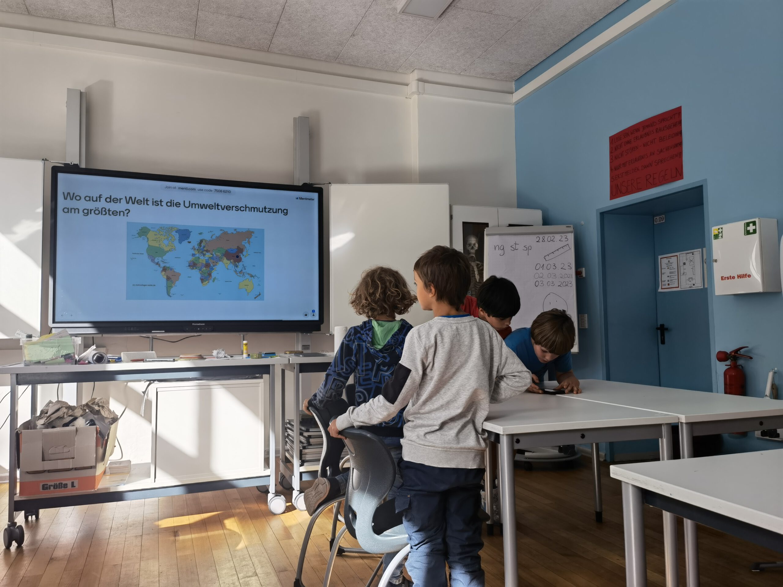 ugendliche sammeln bei New Hope and Light praktische Erfahrungen in Medienarbeit und digitaler Fertigung.